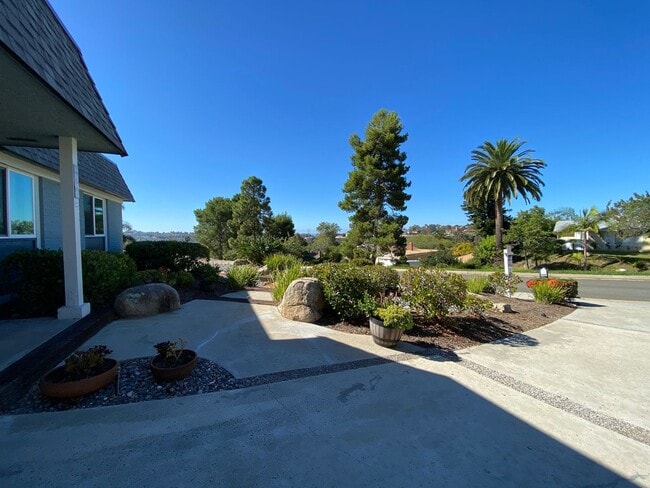 2058 Steiger Ln in Oceanside, CA - Building Photo - Building Photo