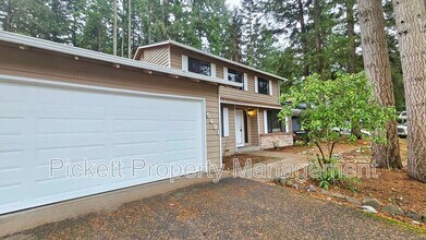 5401 Pineridge Dr NE in Bremerton, WA - Building Photo - Building Photo