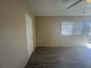 4360 Twin View Cir in Las Vegas, NV - Foto de edificio - Building Photo