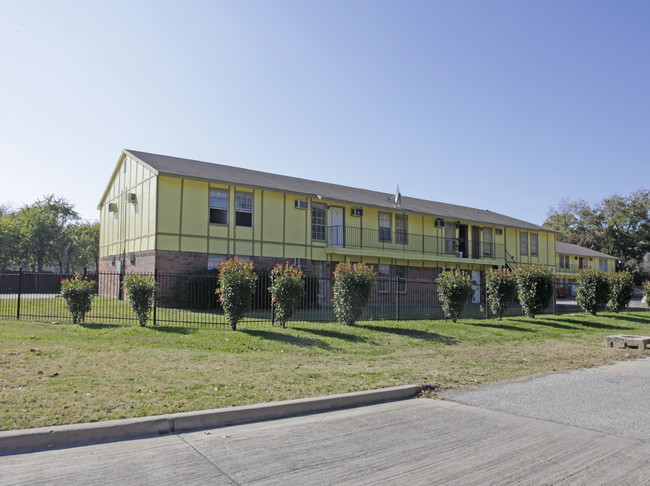 108 E Cedar St in Arlington, TX - Building Photo - Building Photo