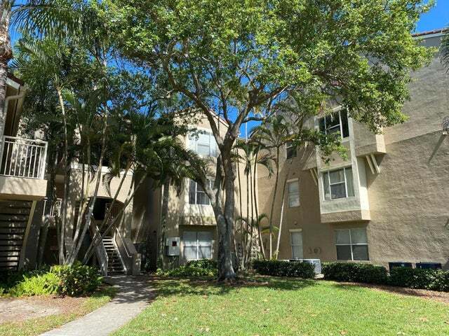 1885 Palm Cove Blvd, Unit 205 in Delray Beach, FL - Foto de edificio - Building Photo