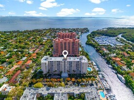 90 Edgewater Dr in Miami, FL - Building Photo