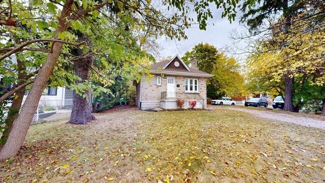 COZY TWO BEDROOM BUNGALOW WITH LARGE YARD in London, ON - Building Photo - Building Photo