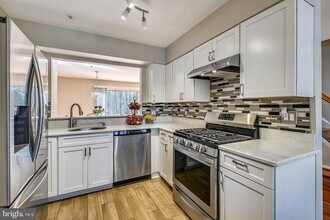 19041 Highstream Dr in Germantown, MD - Building Photo - Building Photo