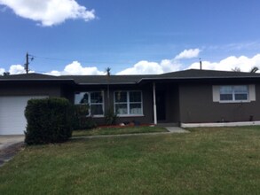 2311 Duncan Dr in Belleair Bluffs, FL - Foto de edificio - Building Photo