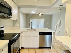 48 Whitehead Cir in Weston, FL - Foto de edificio - Building Photo