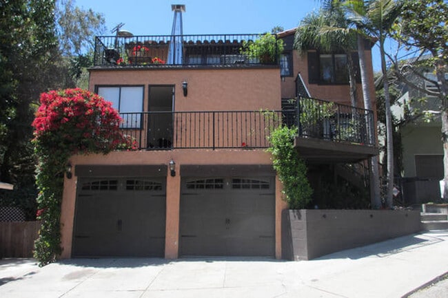 2001 Pinehurst Rd, Unit 2001 in Los Angeles, CA - Foto de edificio - Building Photo