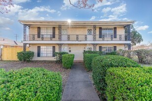 11323 Lochwood Blvd in Dallas, TX - Building Photo
