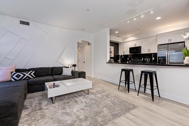 5037 Rosewood Ave, Unit 101 in Los Angeles, CA - Building Photo - Building Photo