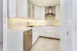 800 West Ave, Unit 935 in Miami Beach, FL - Foto de edificio - Building Photo