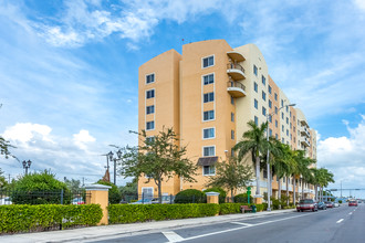 Coral Place in Miami, FL - Foto de edificio - Building Photo