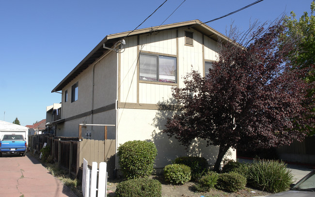 1080 Armstrong St in Hayward, CA - Building Photo - Building Photo