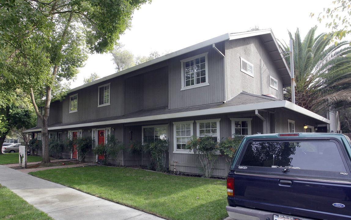 1020 4th St in Davis, CA - Foto de edificio