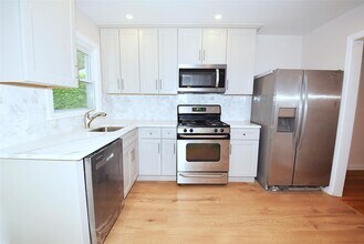 242 Clinton Rd in Garden City, NY - Building Photo - Building Photo