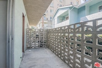 1221 Amherst Ave in Los Angeles, CA - Foto de edificio - Building Photo