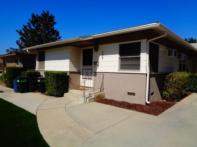 745 W Foothill Blvd in Glendora, CA - Building Photo - Building Photo