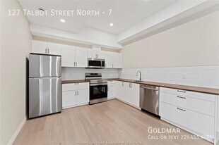 127 Talbot St N in Essex, ON - Building Photo
