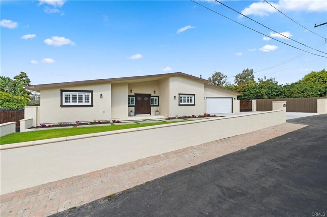 14501 Greenwood Ln in Tustin, CA - Building Photo