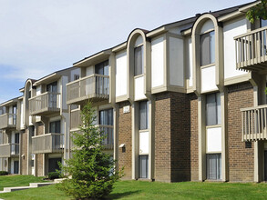 The Village Apartments in Wixom, MI - Foto de edificio - Building Photo