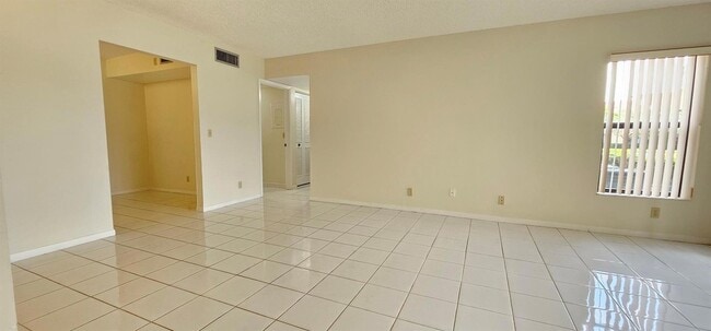825 Sky Pine Way, Unit G1 in Greenacres, FL - Building Photo - Building Photo
