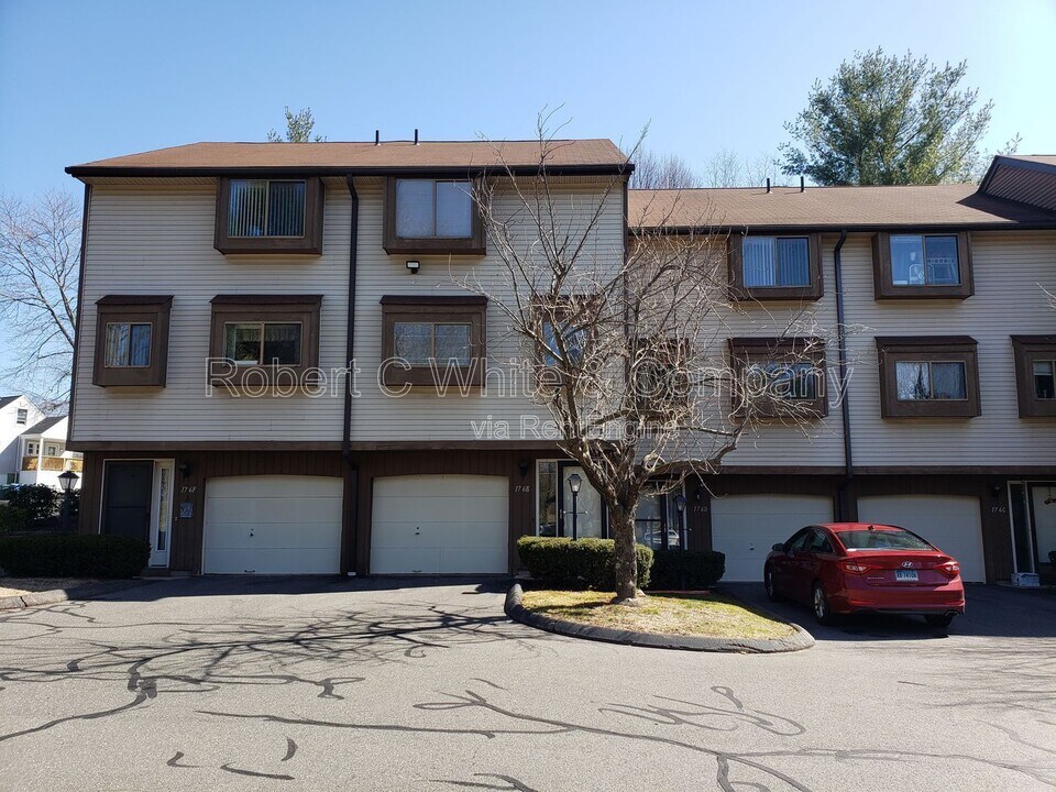 174-176 Oakland St in Manchester, CT - Building Photo