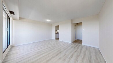 Burlington Square in Burlington, ON - Building Photo - Building Photo