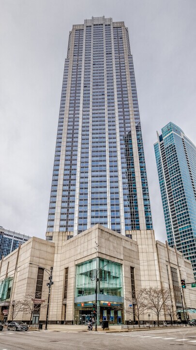 512 N McClurg Ct in Chicago, IL - Building Photo