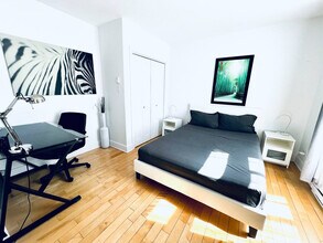 4850 Rue Sainte-Catherine E in Montréal, QC - Building Photo - Building Photo