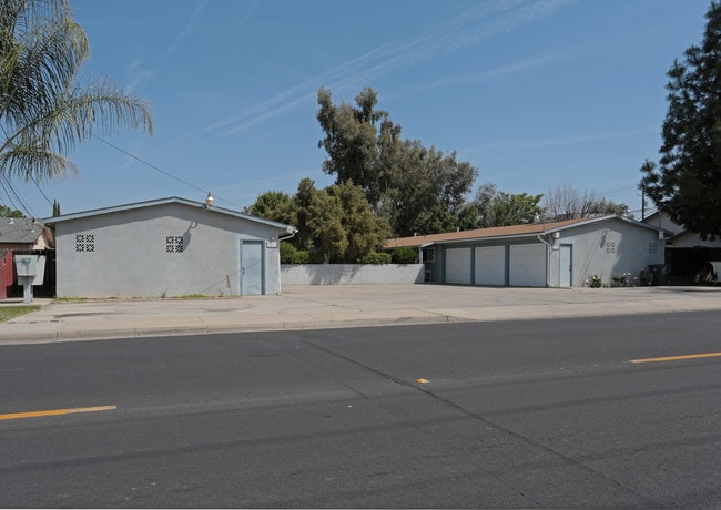 1281-1291 Jefferson Ave in Clovis, CA - Building Photo - Building Photo