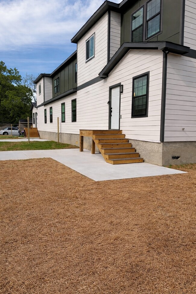 property at 1422 W Willis St