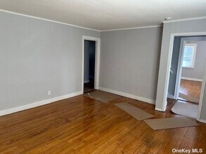 9 Grange St in Huntington, NY - Building Photo - Building Photo