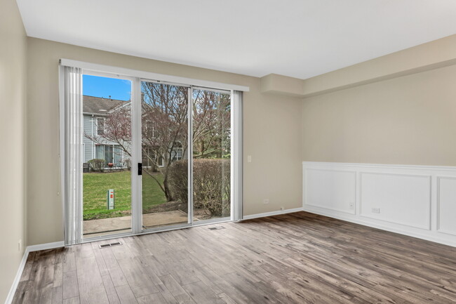 1625 Woodcrest Cir in Mundelein, IL - Building Photo - Building Photo