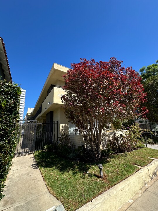 1262 Granville Ave in Los Angeles, CA - Building Photo