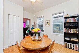 3851 N Bernard St, Unit 1F in Chicago, IL - Building Photo - Building Photo