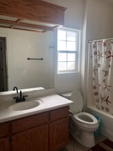 2614 W Oakridge Ave in Visalia, CA - Building Photo - Building Photo