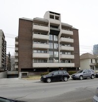 Alberta Manor in Calgary, AB - Building Photo
