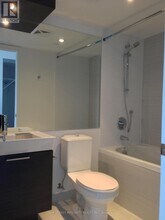386 Yonge St in Toronto, ON - Building Photo - Building Photo
