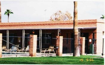 Hallcraft Villas in Glendale, AZ - Building Photo - Building Photo