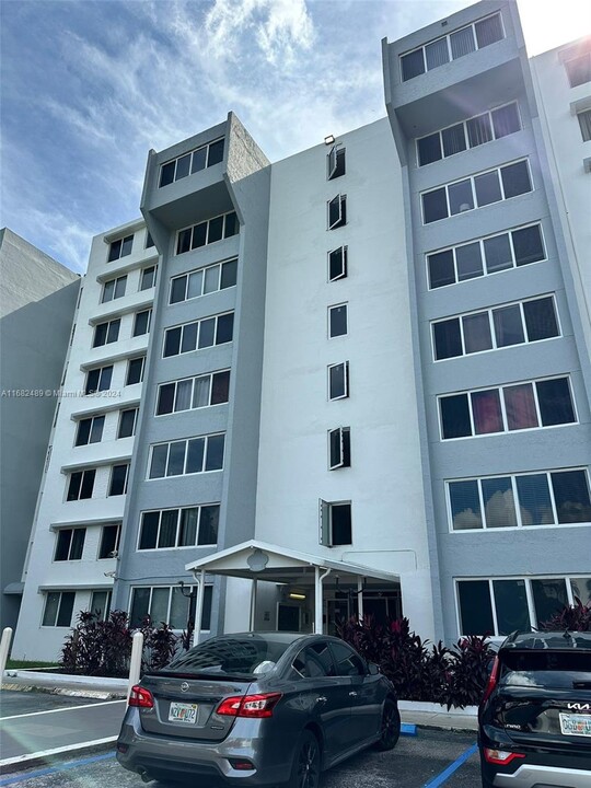 9001 SW 77th Ave, Unit C-505 in Miami, FL - Foto de edificio