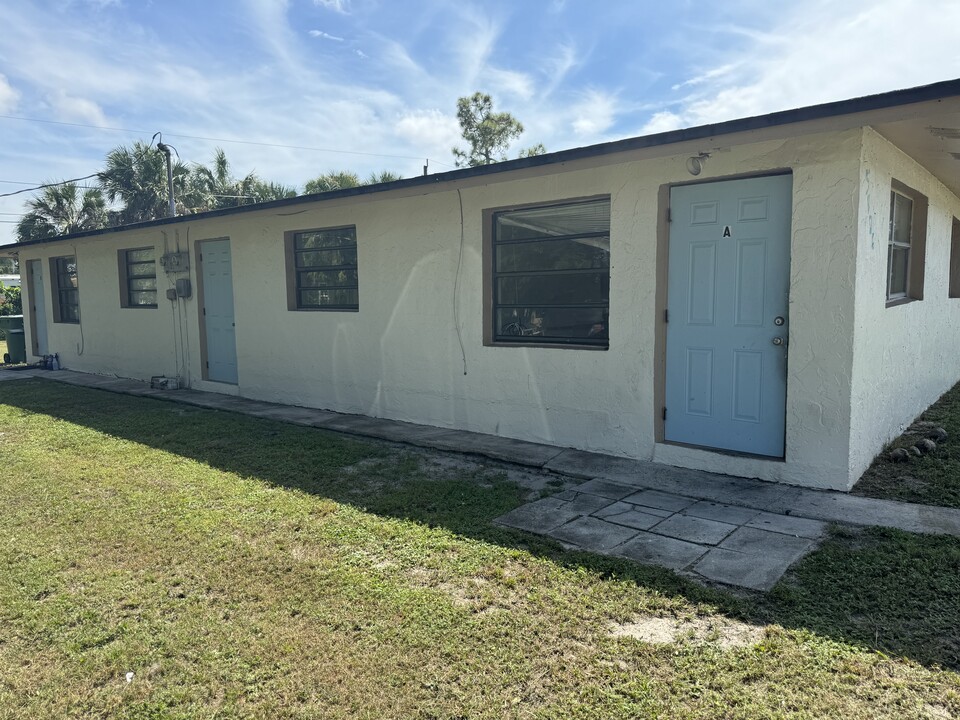 5406 Sholtz St, Unit A in Naples, FL - Building Photo