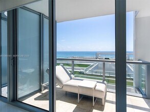 6799 Collins Ave, Unit 704 in Miami Beach, FL - Foto de edificio - Building Photo