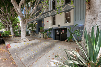 1236 N Flores St in West Hollywood, CA - Building Photo - Building Photo