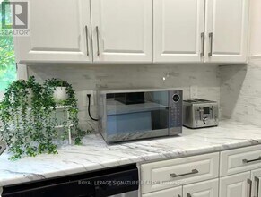 1119 Rebecca St in Oakville, ON - Building Photo - Building Photo