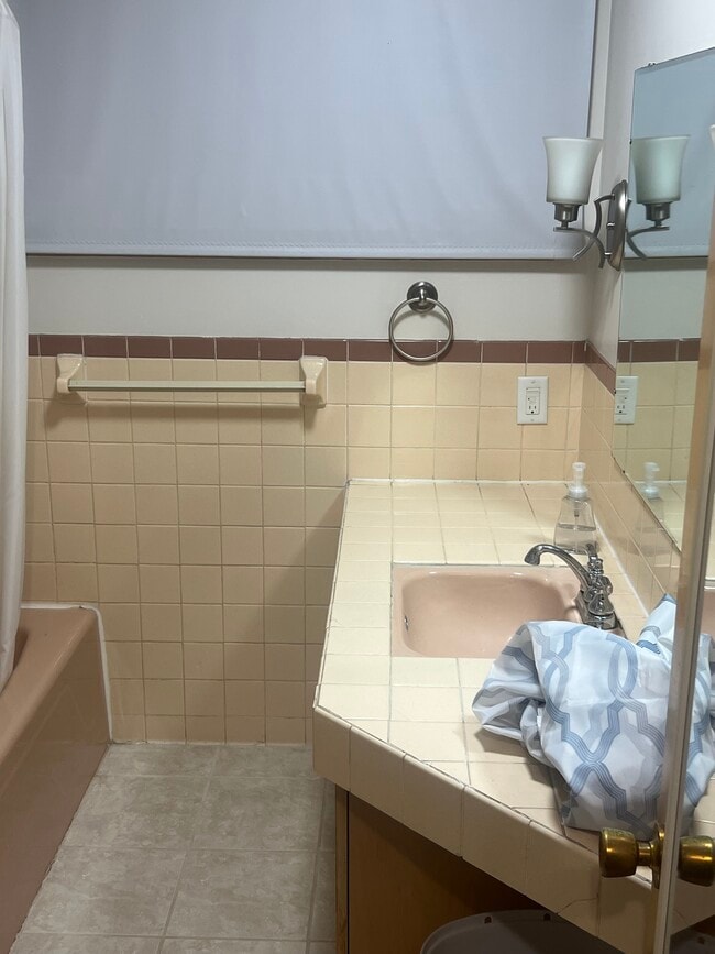 414 W Ridge St, Unit Downstairs in Marquette, MI - Foto de edificio - Building Photo