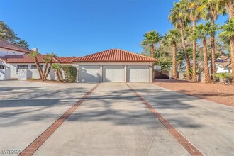 2868 Vista Del Sol Ave in Las Vegas, NV - Building Photo - Building Photo