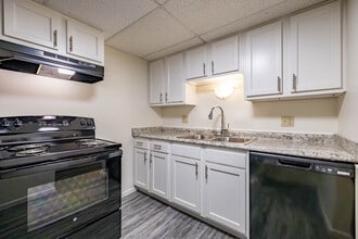 Oaks Apartments in Cincinnati, OH - Building Photo - Interior Photo