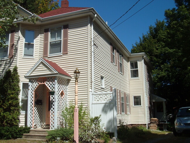 11 Maple Ave, Unit 2nd Flr in Ipswich, MA - Building Photo - Building Photo