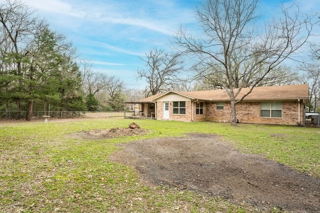 4 Douglas Dr in Mabank, TX - Building Photo - Building Photo