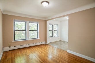 5649 W Wellington Ave in Chicago, IL - Building Photo - Building Photo