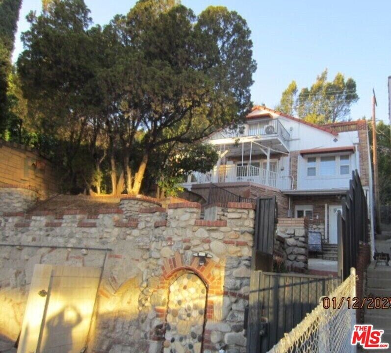 1479 E Chevy Chase Dr in Glendale, CA - Building Photo